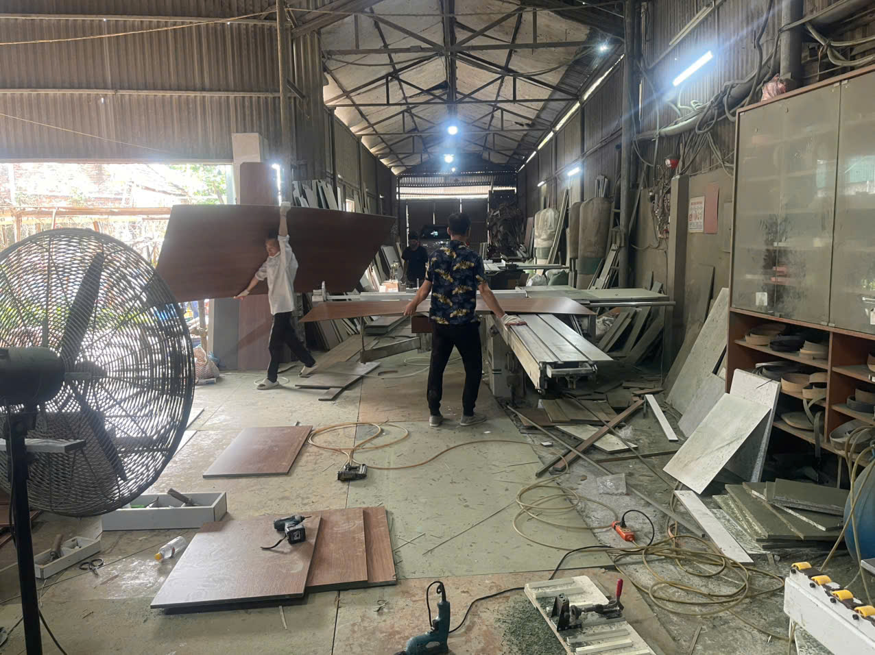 Khu vực xưởng đang cắt, vận chuyển và gia công tấm gỗ công nghiệp theo quy cách