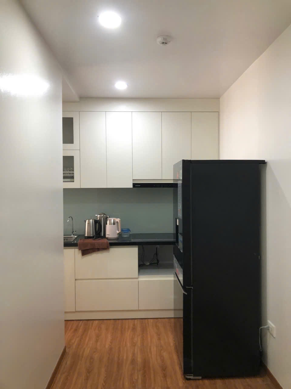 Tủ bếp compact màu sáng hoàn thiện trong căn hộ diện tích nhỏ